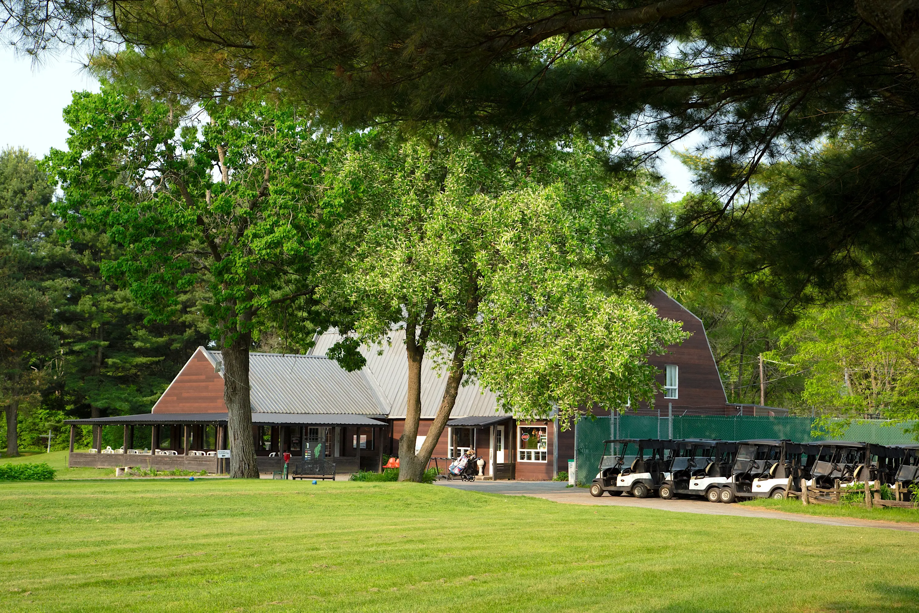 Pavillon principal et voiturettes du Golf Les Patriotes — installations pour événements corporatifs et réceptions