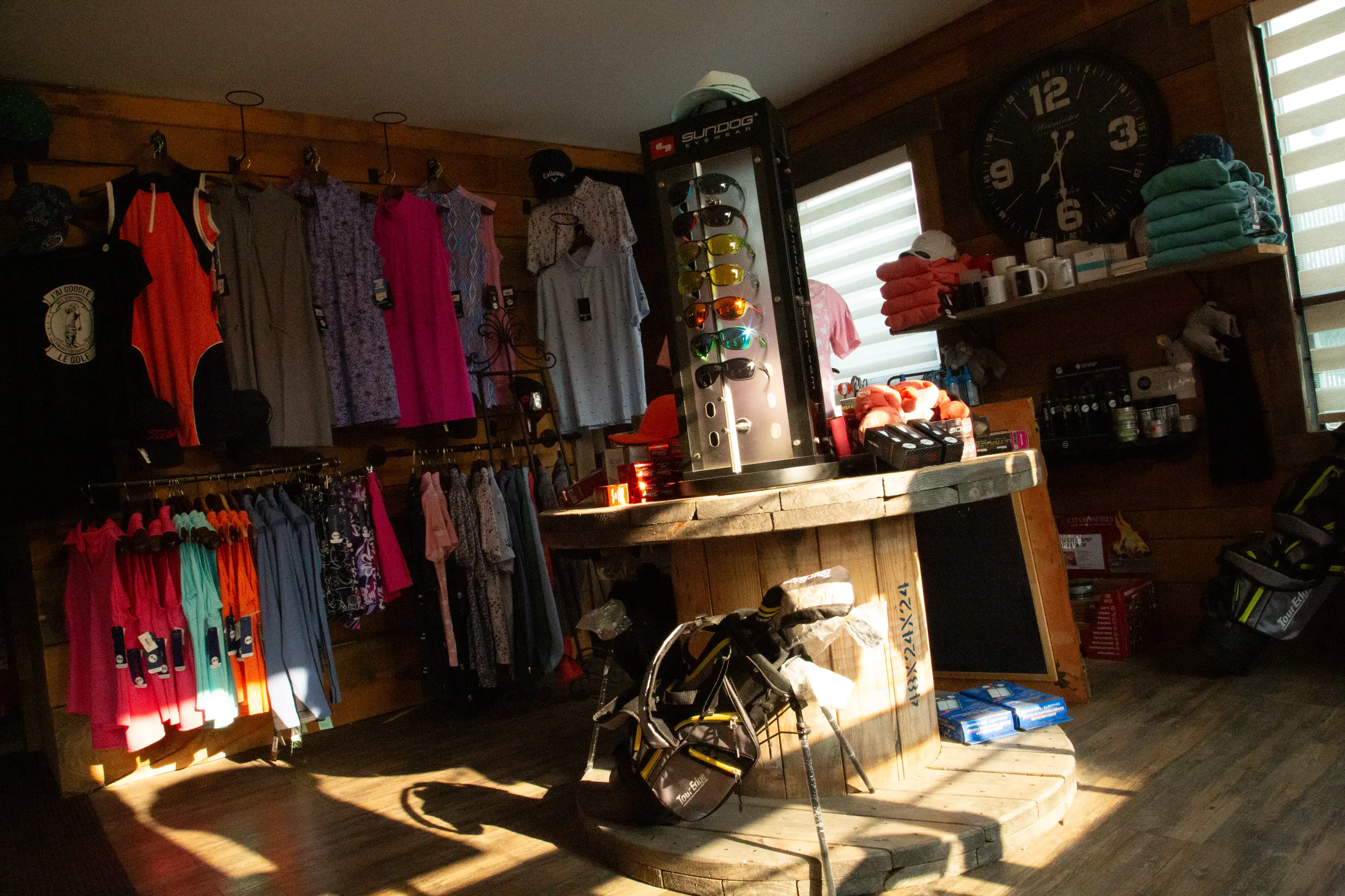 Boutique de golf Les Patriotes avec vêtements, équipement et accessoires soigneusement présentés
